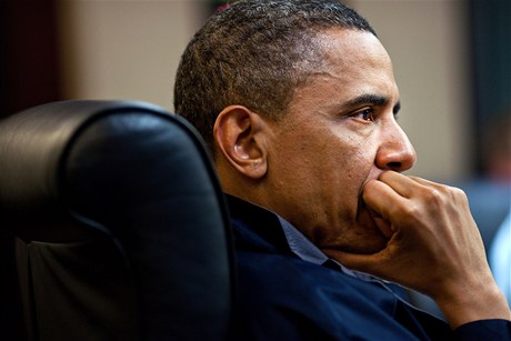 Barack Obama sleduje z Bílého domu pímý penos ze zásahu zvlátního komanda v sídle Usámy bin Ládina. 