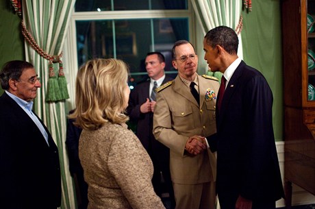 Barack Obama si podává ruce s admirálem Mikem Mullenem po ohláení úspném dopadení a zabítí Usámy bin Ládina