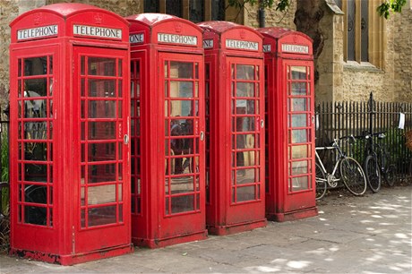 Jasn ervené telefonní budky jsou pro Velkou Británii typické. Z ulic vak u pomalu mizí.
