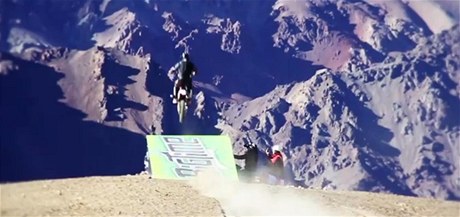 Adrenalinový skok na motorce ze skály.