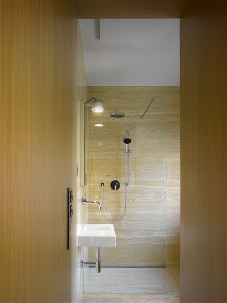 Modern koupelna s obkladem, je harmonizuje se secesn vilou.