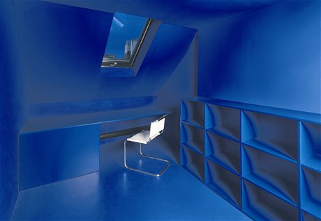 Barevn kontrasty v interiru - modr pokoj pro architektova syna 