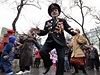 Veselí v ulicích Vladivostoku. Ruský válený veterán slaví Den vítzství.