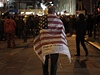 Lidé nosí americké vlajky se jmény obtí teroristického útoku na Svtové obchodní centrum 