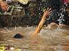 ena spadla na posvátném míst Mata Tirtha do vody a topila se.