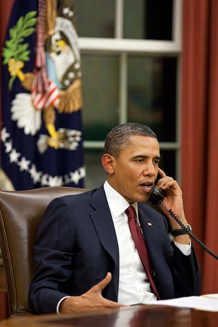 Barack Obama telefonuje ped oznmenm o dopaden a zabt Usmy bin Ldina