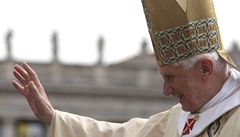 Pape Benedikt XVI. zdrav vc na Svatopetrskm nmst ve Vatikn. 