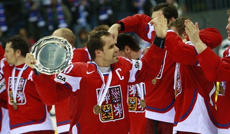 esko - Rusko (Rolinek slaví bronz se svými spoluhrái).