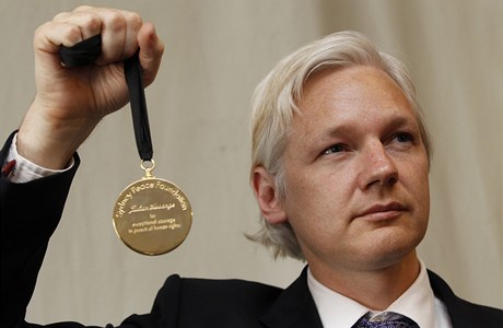 Julian Assange pebírá cenu australské mírové nadace