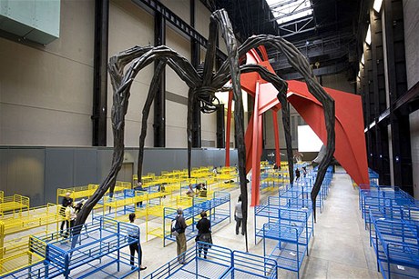 Galerie Tate Modern: tohle nen scifi, ale umleck instalace z dlny francouzskho sochae Dominiqua Gonzaleze-Foerstera.