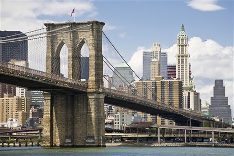 Brooklynský (na snímku) i Manhattanský most vydávají ve dne v noci pekelný rachot. Místní obyvatele to vzruuje.