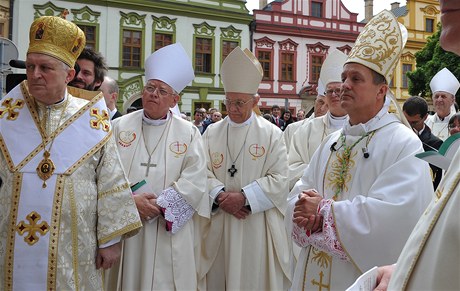V katedrále svatého Ducha v Hradci Králové se konala slavnostní bohosluba, pi ní se nový královéhradecký biskup Jan Vokál (vpravo) ujmul biskupského úadu. 