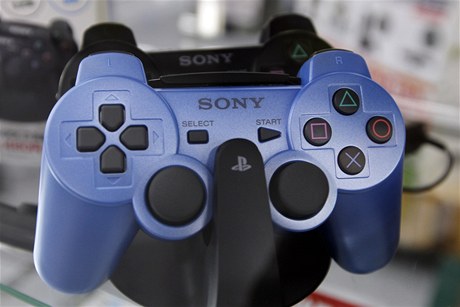 Firma Sony obnovuje PlayStation Network po útoku hacker.