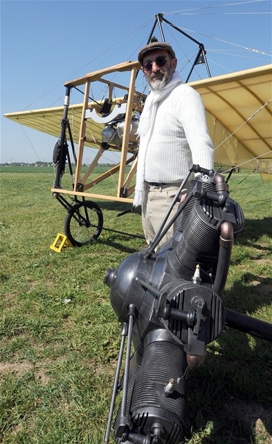 Pilot Petr Mra pedstavil na letiti v Kunticch na Pardubicku repliku letadla Jana Kapara a jeho motoru