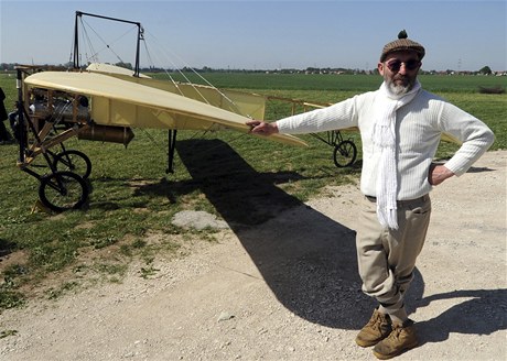 Pilot Petr Mára pedstavil na letiti v Kunticích na Pardubicku repliku letadla Jana Kapara