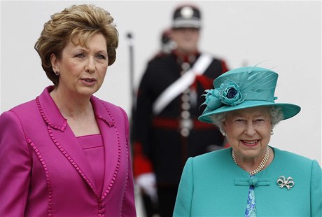 Krlovna Albta II. a irsk prezidentka Mary McAleesov