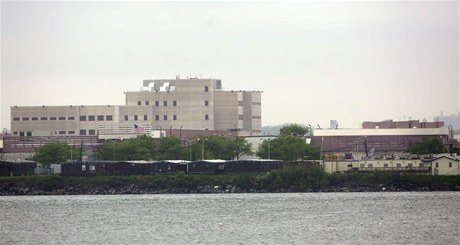 Vznice Rikers Island. Tam vzn Strausse-Kahna