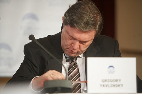 Grigorij Javlinskij na konferenci v Praze v roce 2009
