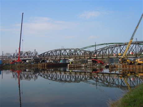 Stavba zdvihacího mostu v Kolín.