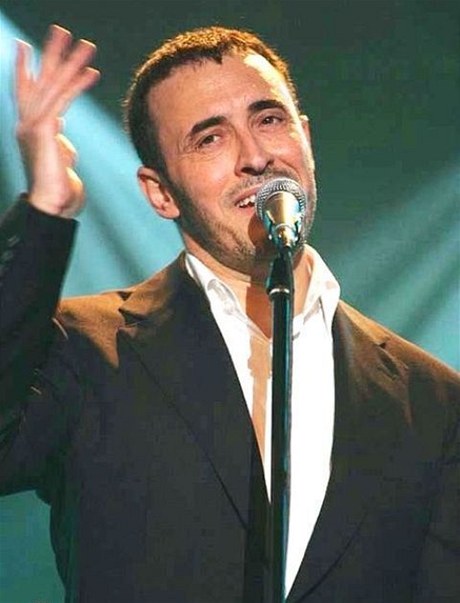 Zpvák a hudební skladatel Kázim Sáhir.