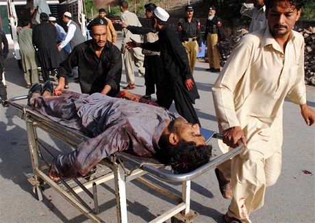 V Pkistnu bouchly dv bomby, k tokm se pihlsilo hnut Taliban.