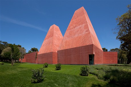 Muzeum s pyramidovými vemi z rudého betonu v portugalském mst Cascais, 2008.