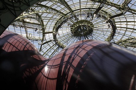 Leviatan pod 35 metr vysokou kupol Grand Palais.