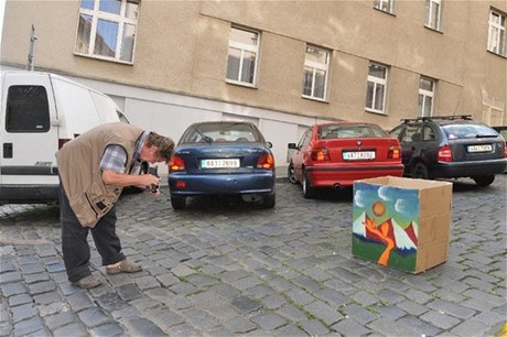 Vladimr Merta pefocuje pomalovanou krabici Vlastimila Tenka pro svou knihu o generaci afrn.