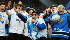 Oslavy finských hokejist - s mikrofonem zpívá kapitán týmu Leo Komarov