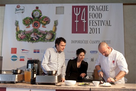 Prague Food Festival 2011: soutil i fredaktor LN Dalibor Balnek (vlevo) s Marthou Issovou