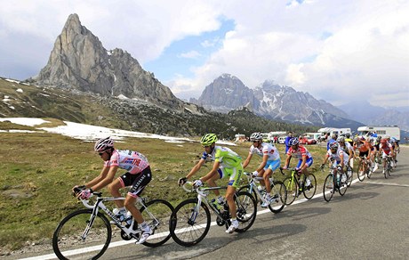 Peloton Giro dItalia (zleva: Contador, Nibali, Kreuziger a Scarponi).