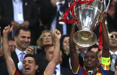 Fotbalista Barcelony Eric Abidal tímá trofej pro vítze Ligy mistr
