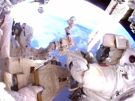 Potetí vystoupila dvojice astronaut z raketoplánu Endeavour do volného kosmu