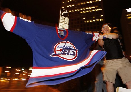 Do Winnipegu se vrac NHL. Pznivci oprili star dresy bvalho klubu Jets a oslavovali zprvu v centru Winnipegu.
