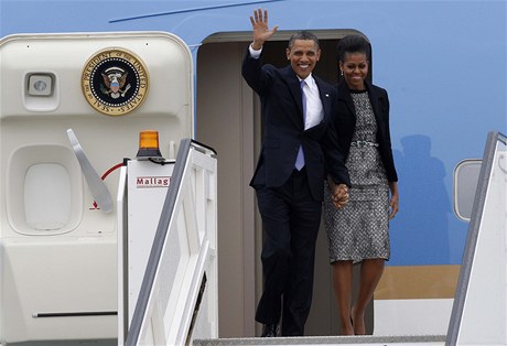 Barack Obama s manelkou Michelle po píletu do Irska