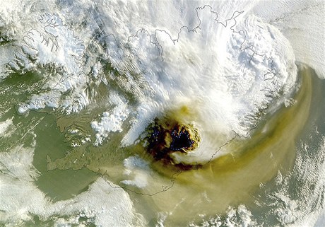 Satelitní snímek sopeného mraku