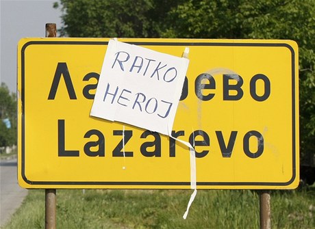Na znaku se jmnem vesnice Lazarevo, kde Mladie dopadli, nkdo povsil ceduli Ratko hrdina.