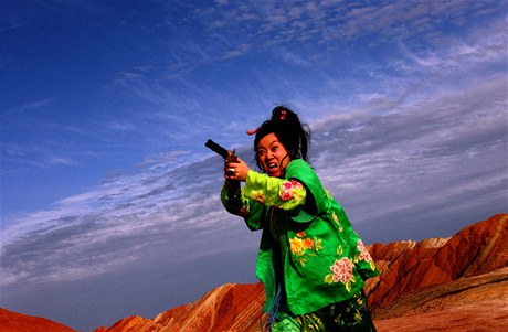 Pozor na nevru. Paní Wangová (Yan Niová) si tu pistoli moná nemla kupovat.
