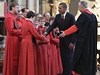 Barack Obama se zdraví se leny pveckého sboru westminsterského opatství