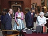 Barack Obama s manelkou si prohlíejí vzácné sbírky Buckinghamského paláce