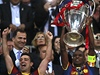 FC Barcelona  - Manchester United (Abidal slaví s trofejí).