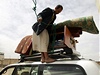 Lidé utíkají z jemenské metropole Saná se vím, s nábytkem i koberci.