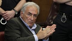 Dvaaedesátiletý Strauss-Kahn u soudu