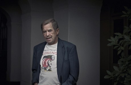 Václav Havel v triku s nápisem anglického pekladu jeho filmu Odcházení (Leaving).