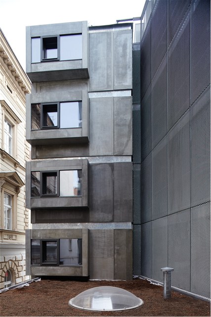 Byty pro policisty, ednky i uitele. Investorem vtznho projektu Grand Prix architekt (atelir DaM, 200411) je Praha 1. Soust objektu na Petrskm nmst jsou mal byty, tlocvina i obchod. 