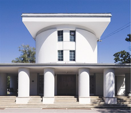 Feuersteinova budova nymburského krematoria z let 192223 (spoluautor Bohumil Sláma) se stala ikonou architektonického purismu. 