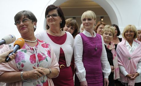 Poslankyn se oblékly do rové barvy, podpoily tak boj proti rakovin prsu 