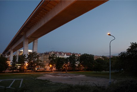 Nuselský most se sochou/svtlem Krytofa Kintery