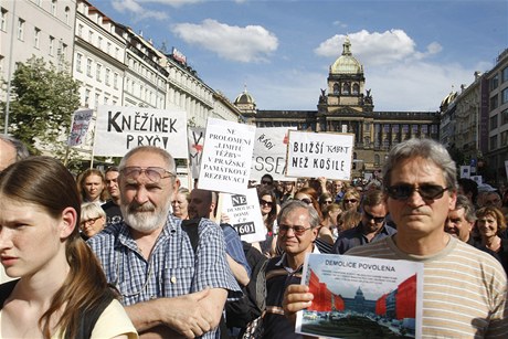 Demonstrace proti demolici domu na rohu Václavského námstí a Opletalovy ulice 