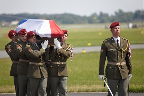estná strá nese rakev vojáka, který zahynul v Afghánistánu. Jeho ostatky pevezla armáda do eska.